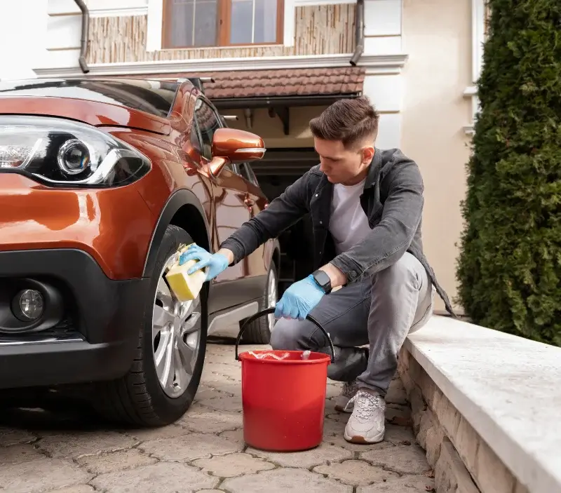 Lavage auto à domicile Le Garric : professionnel intervenant sur un véhicule